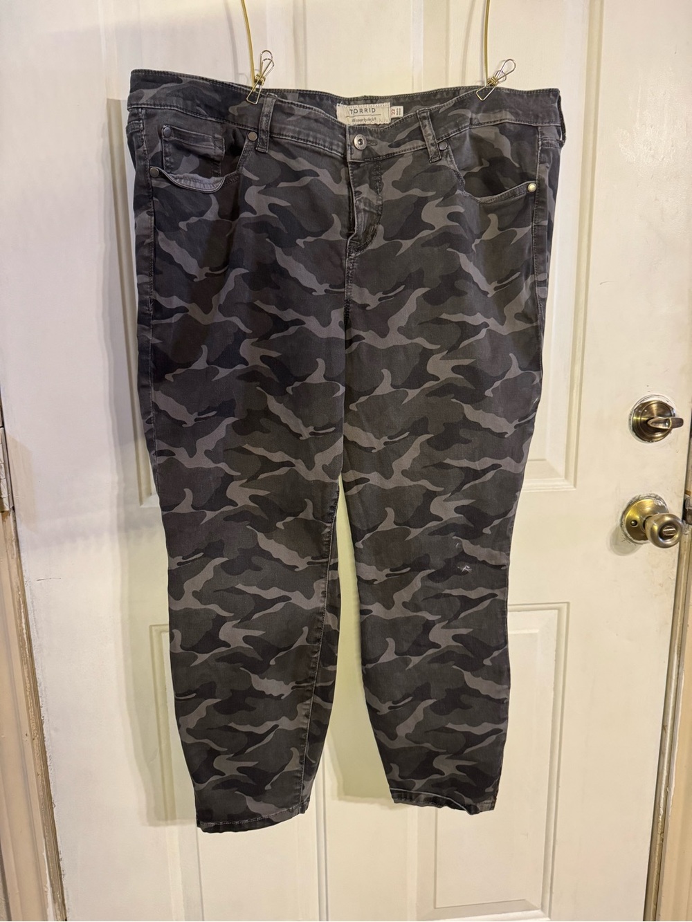 Torrid Gray Black Camo Skinny Jeans Size 22